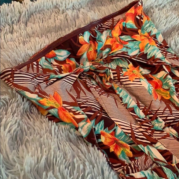 Tropical Romper/Jumpsuit Forever 21 🧡💛💙 - Picture 4 of 6